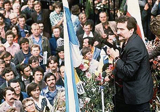 Walesa-1980-Brama